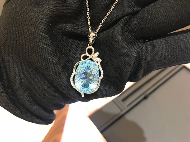 Millennium Blue Topaz Unique Cut Single Pendant - สร้อยคอ - เงินแท้ สีน้ำเงิน