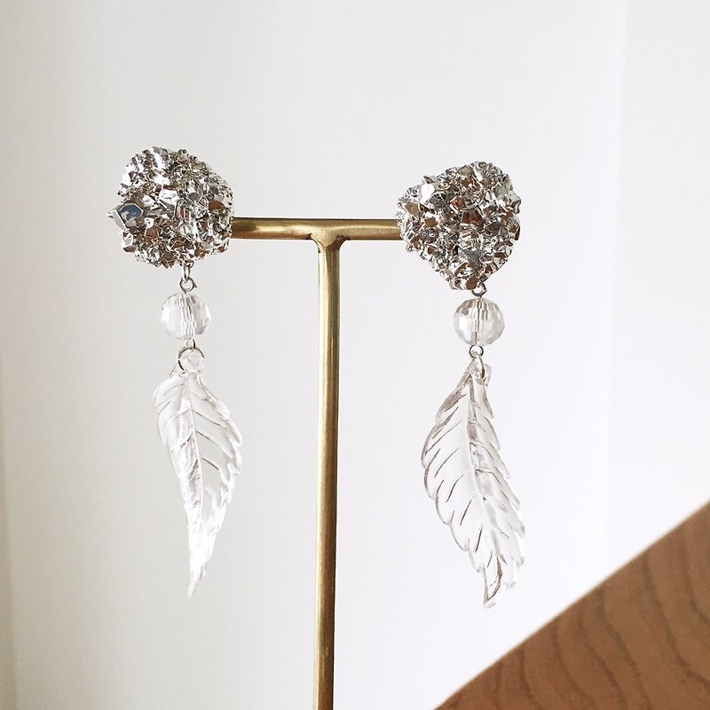 Silver mineral fake beads with clear winds earrings - ต่างหู - อะคริลิค สีเงิน