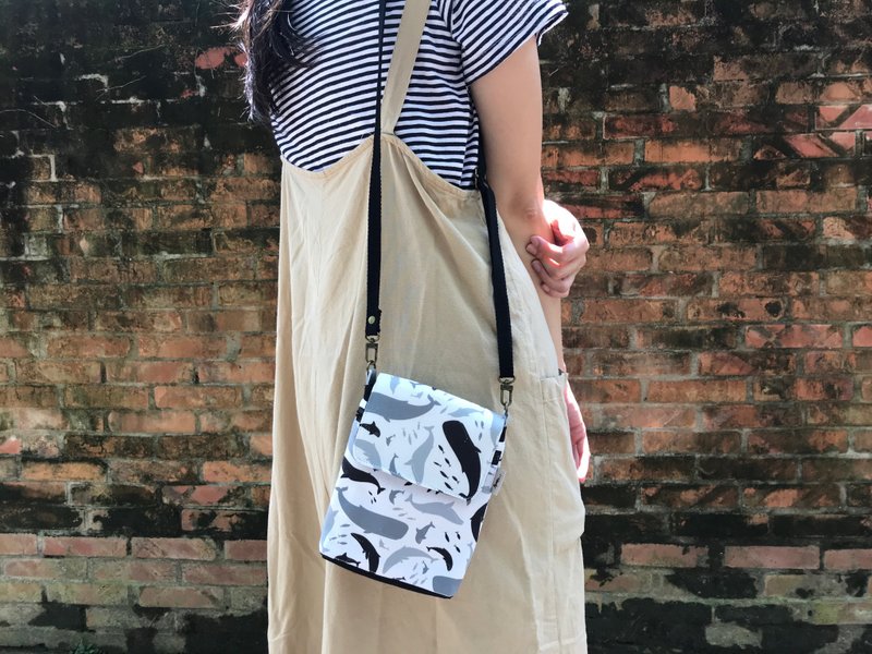 【Mobile Phone Pouch (Large)】 /Self-printed cloth story printing series - Messenger Bags & Sling Bags - Cotton & Hemp Multicolor