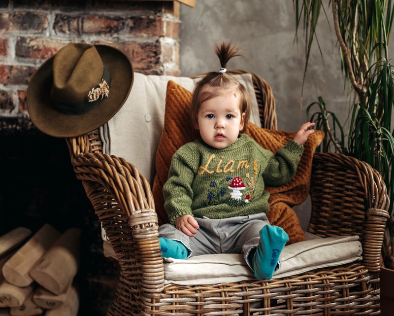Handmade sweater with the embroidered name of a boy, mushrooms and wild berries. - 男/女童外套 - 羊毛 