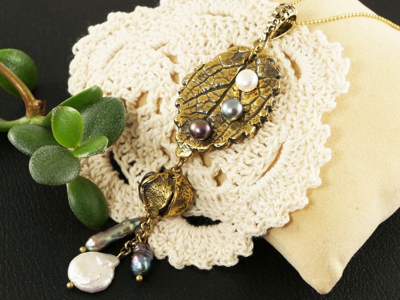 Biwa Baroque Pearl Gold Brass Leaf Botanical Pendant Necklace Woman Jewelry Gift - 項鍊 - 珍珠 金色