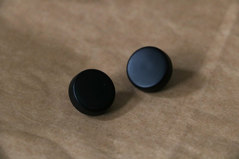 Heizi_ Personalized handmade earrings - ต่างหู - พลาสติก สีดำ