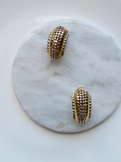 BOITE LAQUE Vintage Textured Gold Washed Statement Earrings