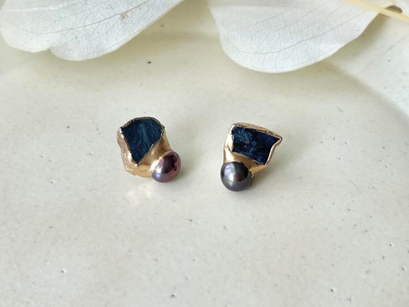 【金具が選べる】萩焼　金継ぎ　ピアス　イヤリング　深い藍色　淡水パール　ブラックピーコック　天然石　伝統工芸　No.191 - 耳環/耳夾/耳骨夾 - 陶 藍色