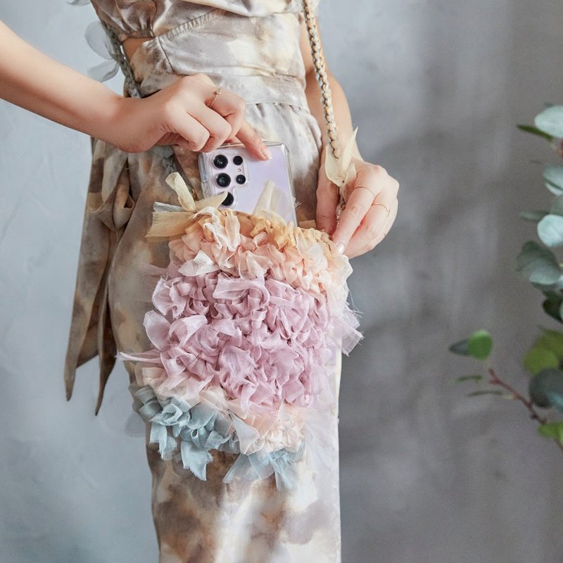 Blooming frill pochette | Cosmos - เคส/ซองมือถือ - เส้นใยสังเคราะห์ สึชมพู