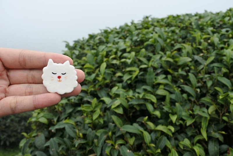 Marshmallow meow ceramic pins - Brooches - Pottery White