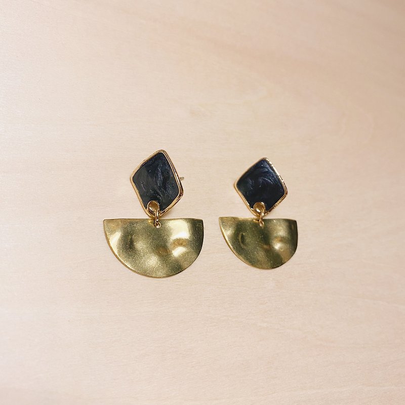Vintage Bronze black drip diamond earrings semicircle folds - Earrings & Clip-ons - Copper & Brass Black