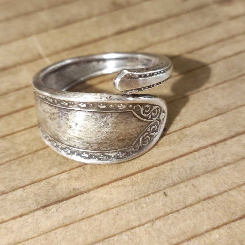 さりげないデザインと程よいボリューム感。日本のアンティークシルバースプーンのリメイクリング_0881 レトロヴィンテージ - 戒指 - 純銀 銀色