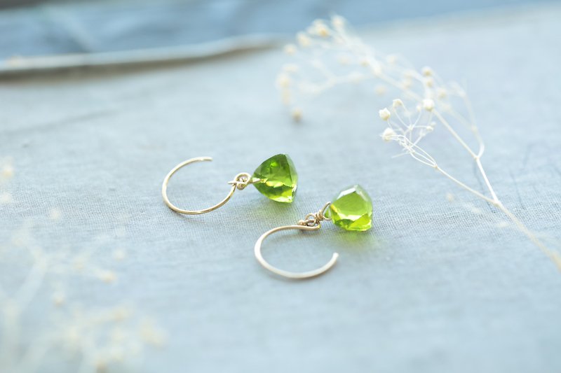 Cute little dumplings Triangle Peridot Stone Clip-On earrings can be changed │14kgf - Earrings & Clip-ons - Crystal Multicolor