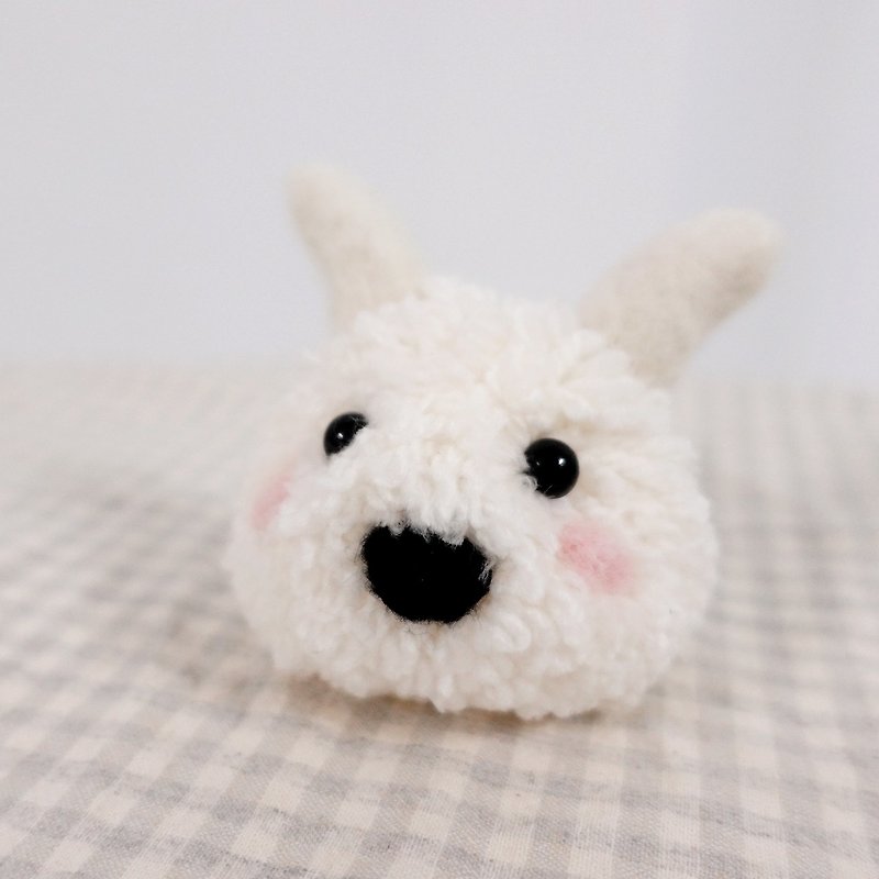 [Exclusive Limited Edition] Rabbit Wool Ball Handmade Keychain Pendant - Keychains - Wool White