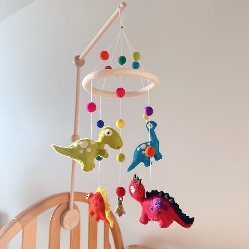 安選物羊毛氈 Ganapati Crafts Co. 羊毛氈嬰兒床吊飾 - 恐龍家族