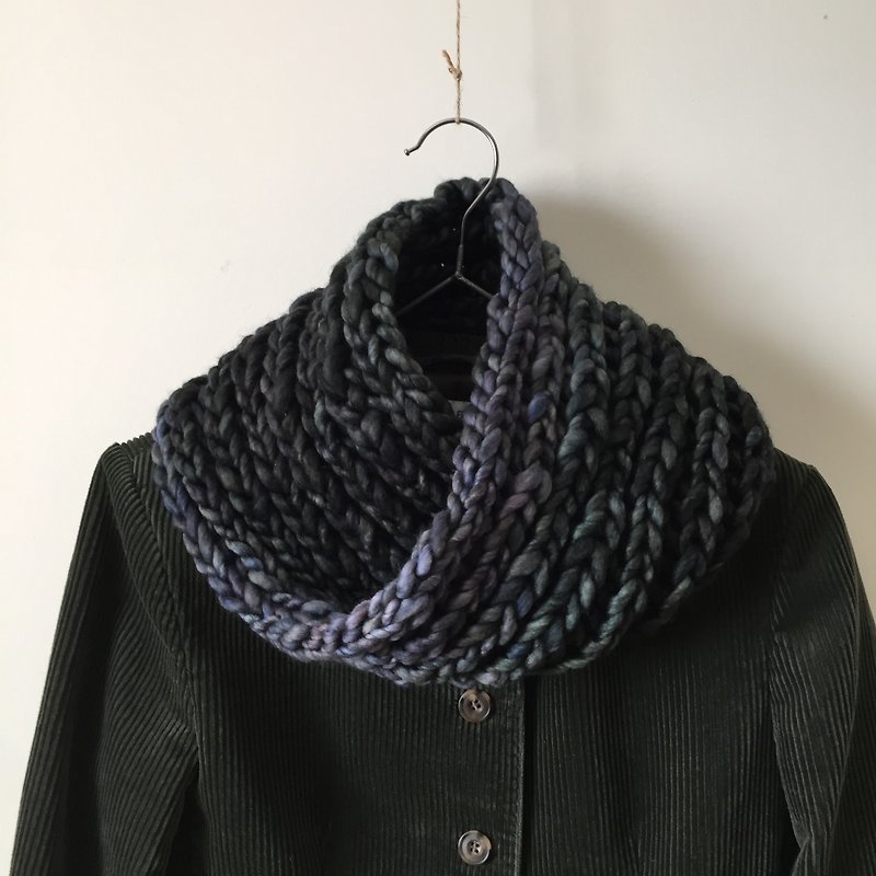 Known fabric warm whirring hand-woven Merino wool hand-dyed short scarf Paris night - ผ้าพันคอ - ขนแกะ สีเขียว