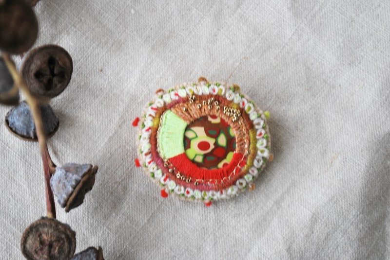 ポリマークレイと刺繍のダエンブローチ　ゴールドビーズ - 胸針 - 繡線 