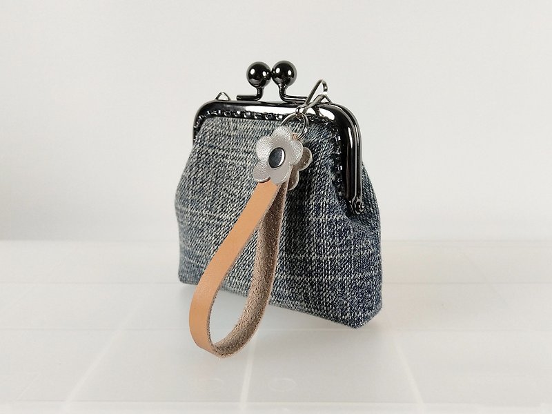 Cross-patterned denim coin purse (gold bag with lanyard) recycled materials, friendly to the environment - กระเป๋าใส่เหรียญ - ผ้าฝ้าย/ผ้าลินิน สีน้ำเงิน