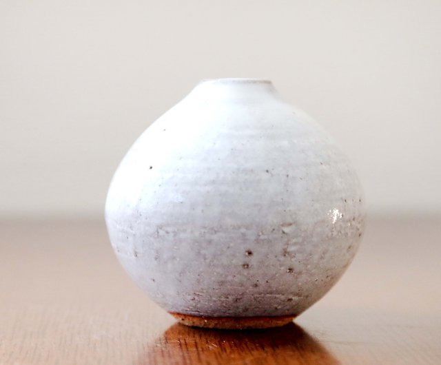 赤陶土と乳白釉のふっくら丸い一輪挿し - ショップ 創作工房