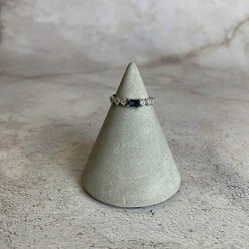 璃珠 RIJU |鑲嵌珠寶| 倫敦藍托帕石 鑲嵌寶石四爪方形菱片戒指 一物一圖