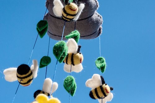 omhandmade 彌月禮物 手工羊毛氈吊飾/Boho嬰兒床吊飾/童房掛飾-蜜蜂葉子花朵