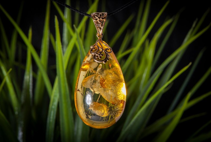 Golden amber pendant with nice Glitters, Transparent natural amber pendant - สร้อยคอ - เครื่องประดับพลอย สีใส
