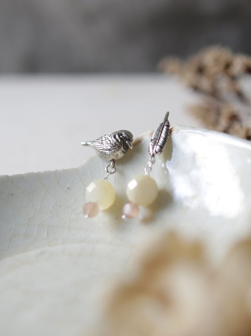 Sterling Silver Small Sparrow Feather White Butterfly Shell Orange Moonstone Sterling Silver Earrings Can Be Changed - ต่างหู - เงินแท้ สีเงิน