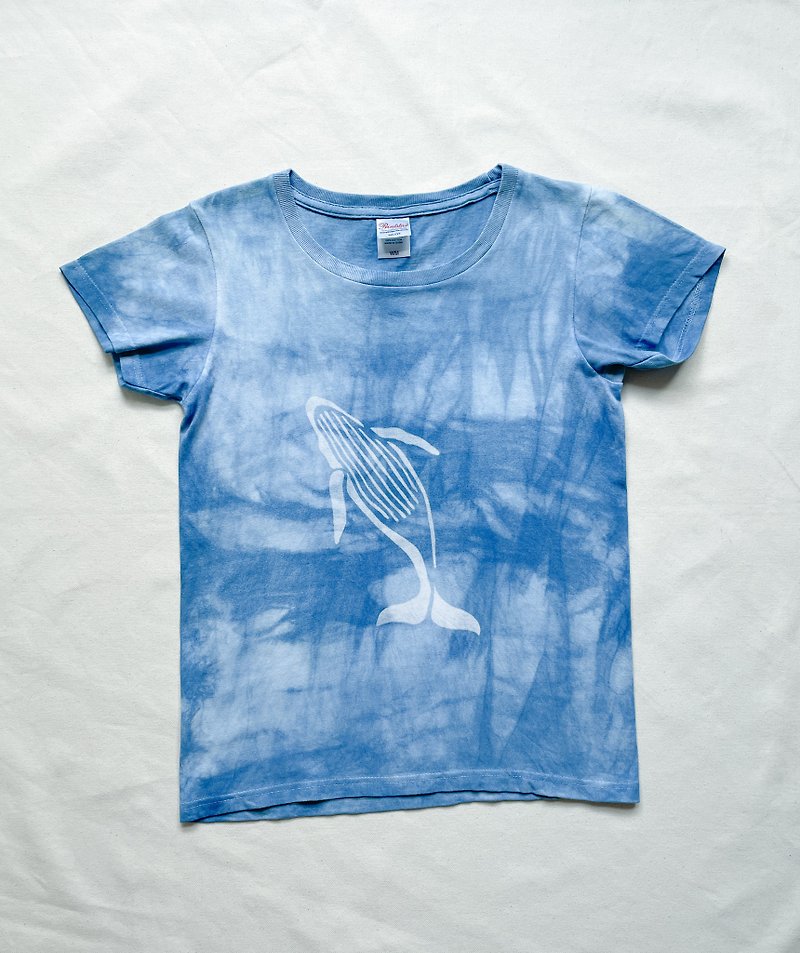 Made in Japan Jumping Whale 2 Whale Aizome plaid Shibori Aizen T-shirt - เสื้อยืดผู้หญิง - ผ้าฝ้าย/ผ้าลินิน สีน้ำเงิน