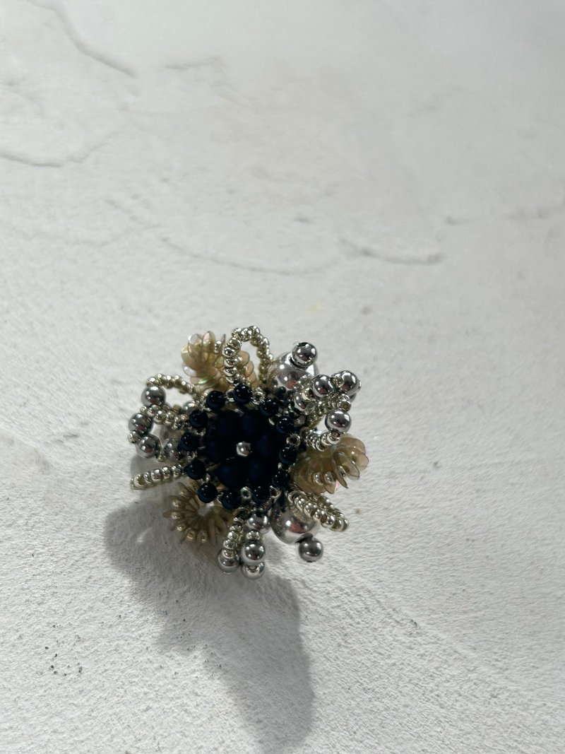 Beaded and sequined brooch - เข็มกลัด - วัสดุอื่นๆ สีดำ