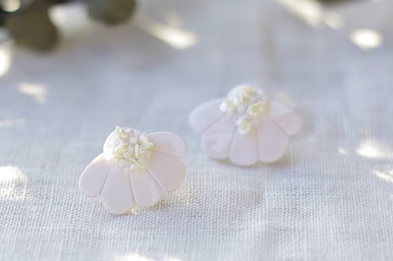 耳元にパッと花咲く 花盛りイヤリング　ピュアホワイト　【ポリマークレイと刺繍を融合させたアクセサリー】 - 耳環/耳夾/耳骨夾 - 黏土 白色