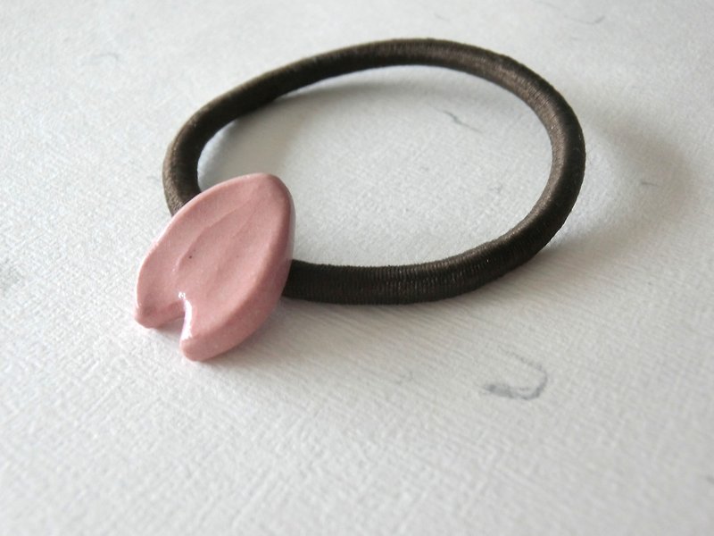 Ceramic pink cherry blossom flower ponytail holder - เครื่องประดับผม - เครื่องลายคราม สึชมพู