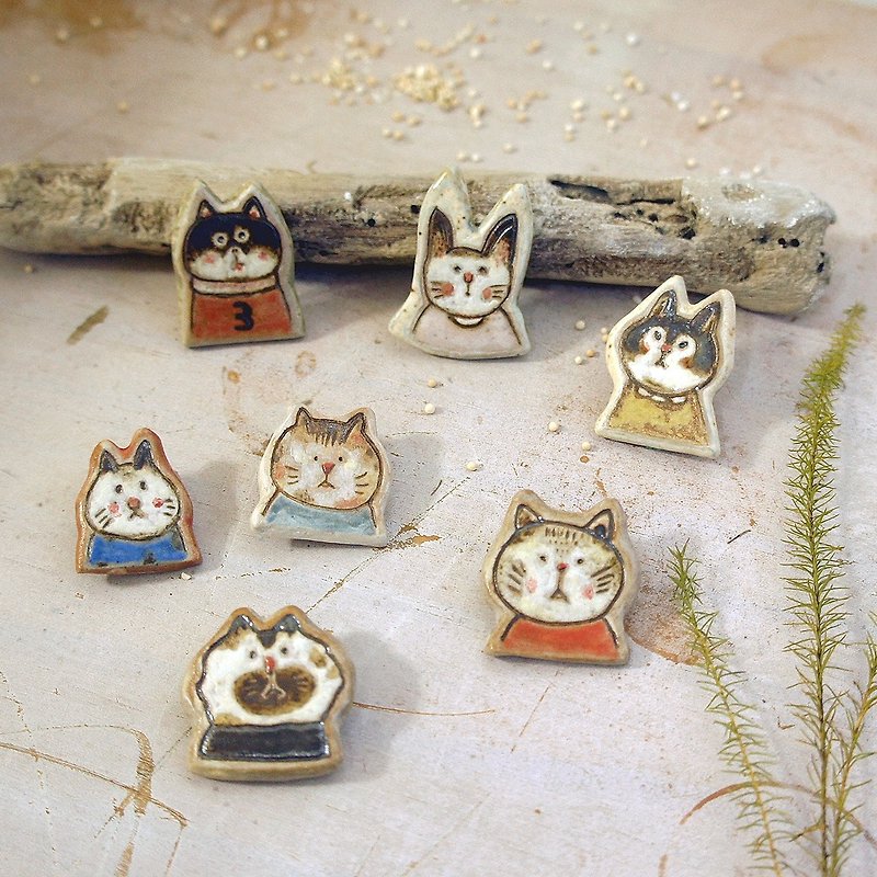 Feel the pottery: cat cat A.-G. - เข็มกลัด/พิน - ดินเผา หลากหลายสี