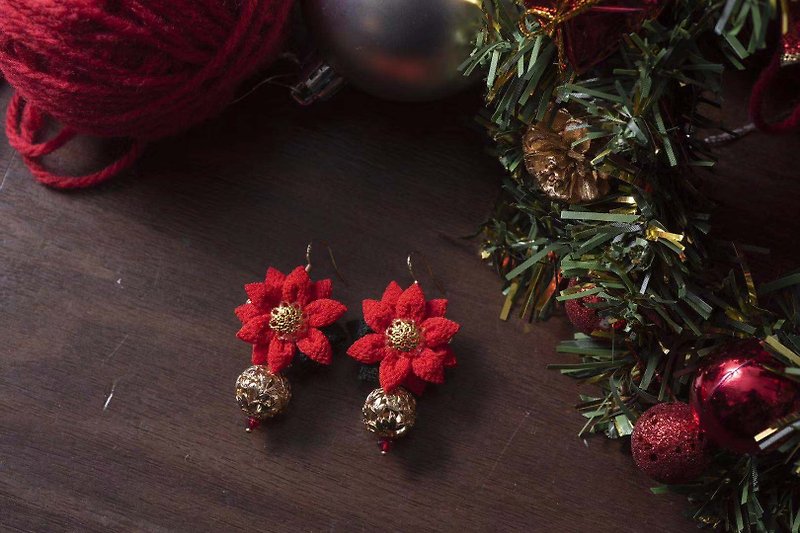 【Xmas Special】つまみ細工 / 和風布花聖誕花垂墜耳環 紅 - 耳環/耳夾 - 其他人造纖維 紅色