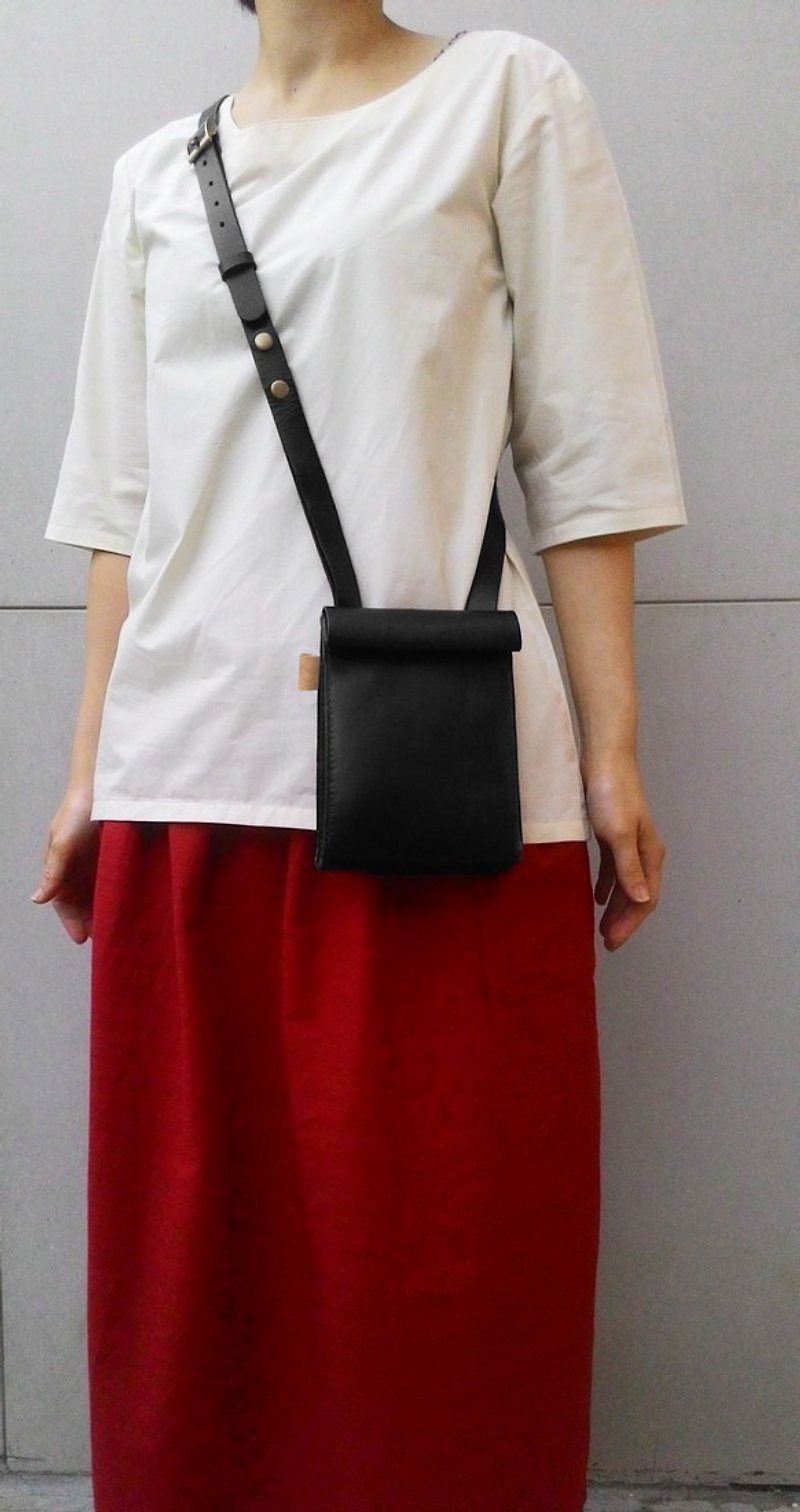 Only bag-shoulder bag/side bag (black vegetable tanned leather model) - กระเป๋าแมสเซนเจอร์ - หนังแท้ สีดำ