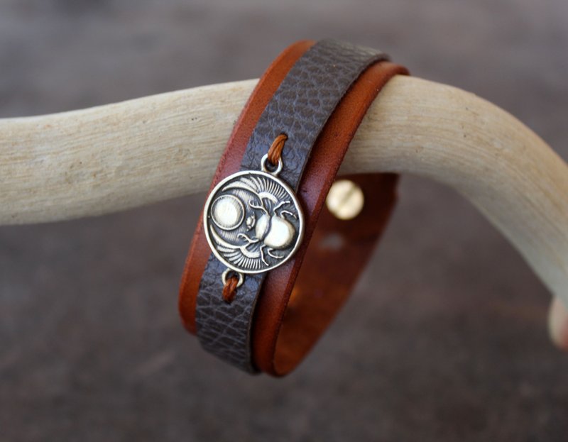 Scarab Charm Leather Cuff - Symbol of Transformation - 手鍊/手環 - 真皮 咖啡色
