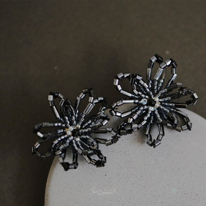 微光點點 -黑羽綻放花朵耳環 串珠玻璃珠耳夾/耳環 - 耳環/耳夾/耳骨夾 - 琉璃 黑色