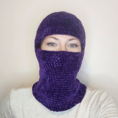 Alternative Crochet Boutique 毛絨巴拉克拉法帽鉤針編織。 紫色巴拉克拉法帽手工編織。