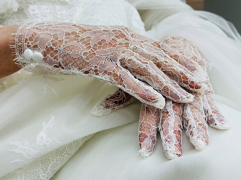M&H Advanced French Lace Handmade Short Gloves - ถุงมือ - วัสดุอื่นๆ 