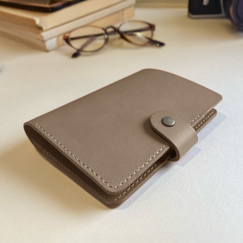 【 新色增加 】Granada 皮革護照夾/護照套/植鞣革 -岩灰色 - 護照夾/護照套 - 真皮 灰色