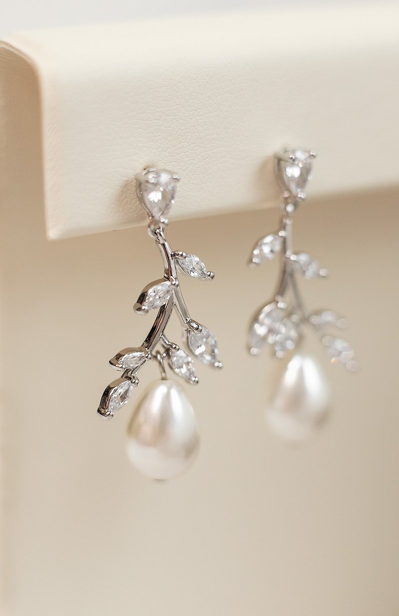 Shiny cubic zirconia stud earrings, Wedding bridal jewelry - 髮飾 - 貝殼 白色