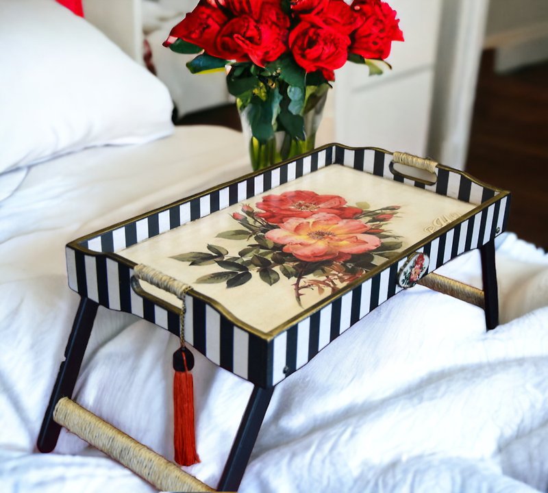 Tray with legs for breakfast in bed. Serving tray in vintage style. - ถาดเสิร์ฟ - ไม้ สีแดง