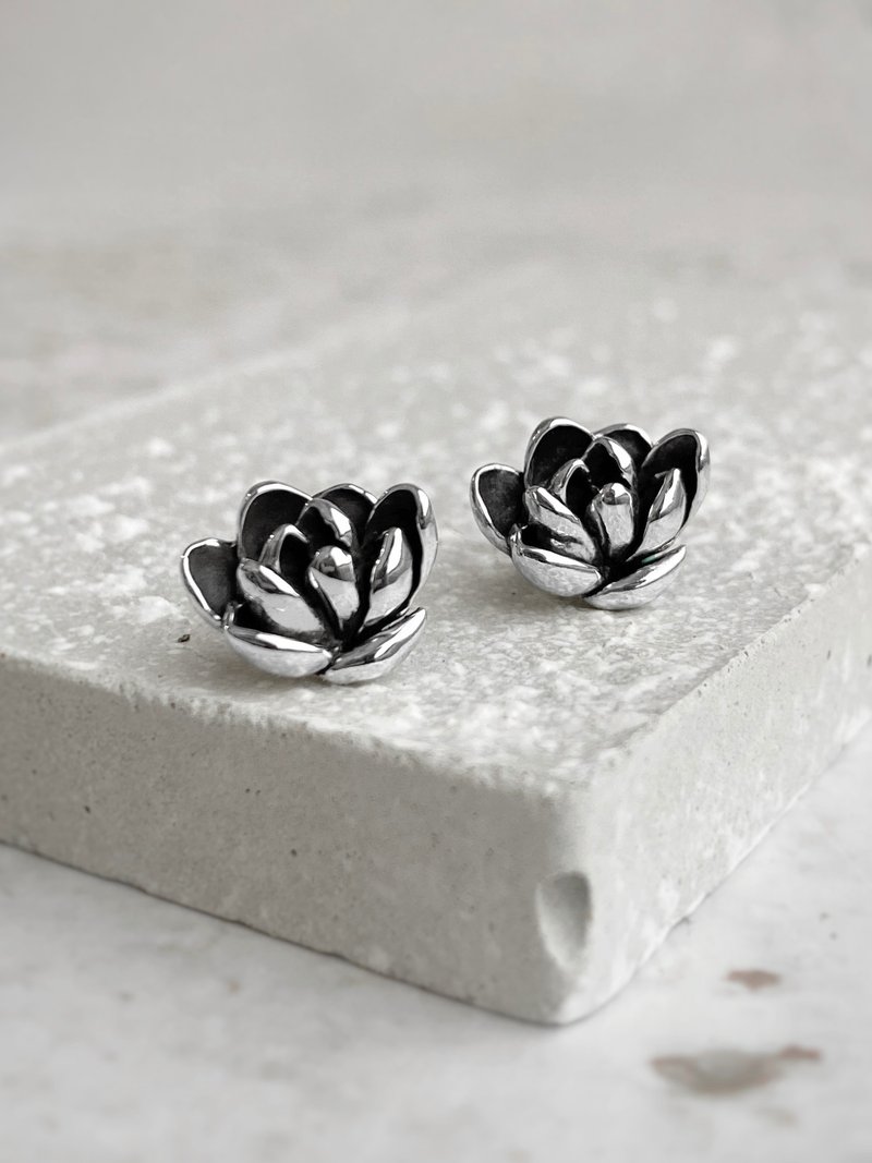 925 Sterling Silver Magnolia Earrings Side / Flower / Vintage / Anti-allergy - Earrings & Clip-ons - Sterling Silver Silver