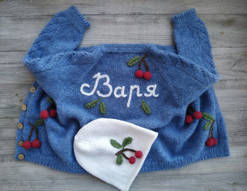 Handmade hat and alpaca sweater with the name of the kid and cherry embroidery. - 男/女童外套 - 羊毛 