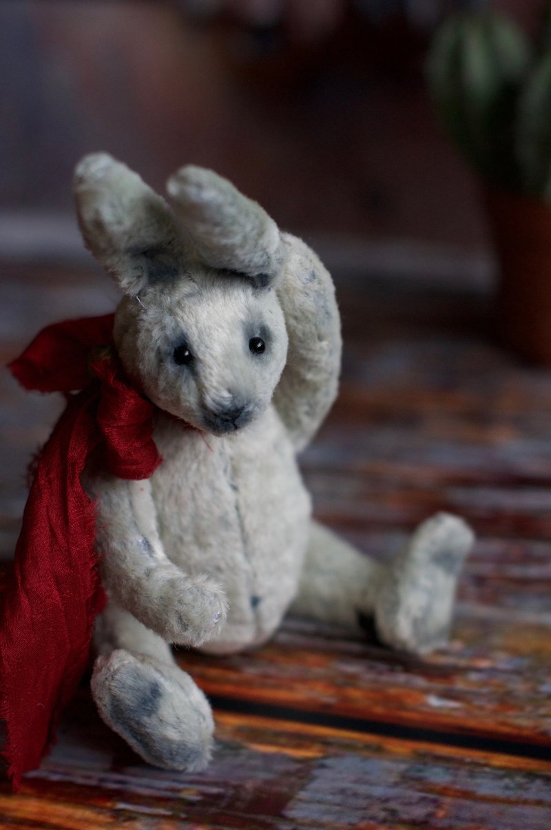 White teddy Rabbit created with vintage plush.  2023 year symbol - ตุ๊กตา - วัสดุอื่นๆ ขาว