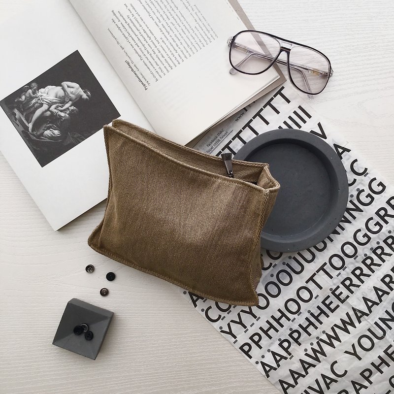 Black and white cut simple clutch bag / cosmetic bag - Clutch Bags - Cotton & Hemp Khaki