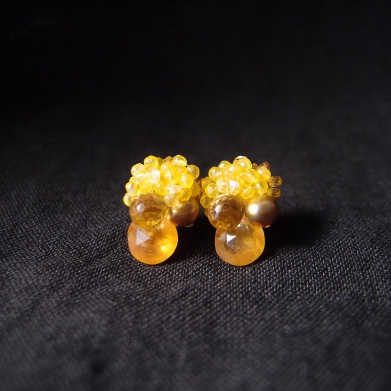【天然石刺繍　ピアス】yellow sapphire × pearl × agate - 耳環/耳夾/耳骨夾 - 寶石 黃色