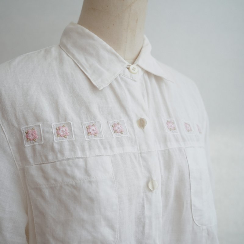 Embroidered white five-quarter sleeve shirt retro vintage vintage vintage - เสื้อเชิ้ตผู้หญิง - วัสดุอื่นๆ ขาว