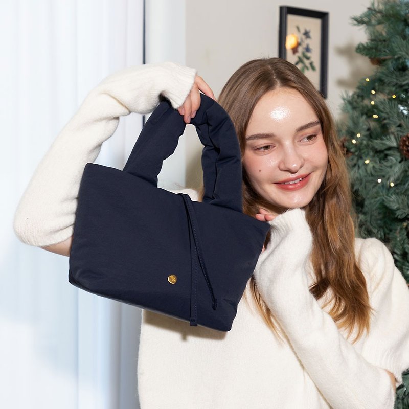 Mellow Padding Bag Navy - กระเป๋าถือ - ผ้าฝ้าย/ผ้าลินิน สีน้ำเงิน