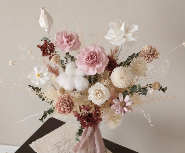 ホワイト＆ピンクローズのクラッチブーケ【ブリザーブドフラワーの