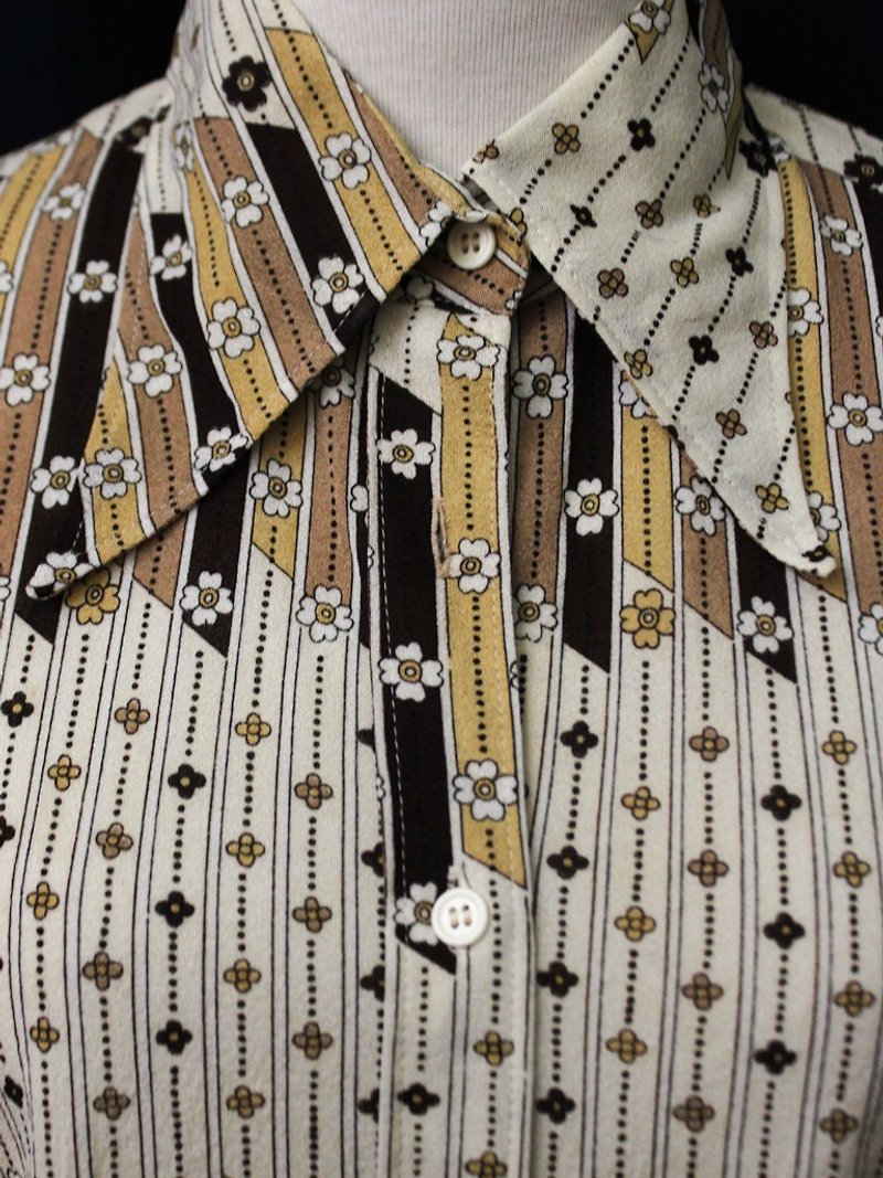 【RE0608T052】日本製昭和風復古印花短袖古著襯衫-瑕特 - 恤衫 - 聚酯纖維 卡其色