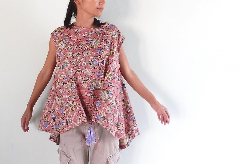 【Spring / Summer】 Classical patterned batik blouse - Women's Tops - Cotton & Hemp 