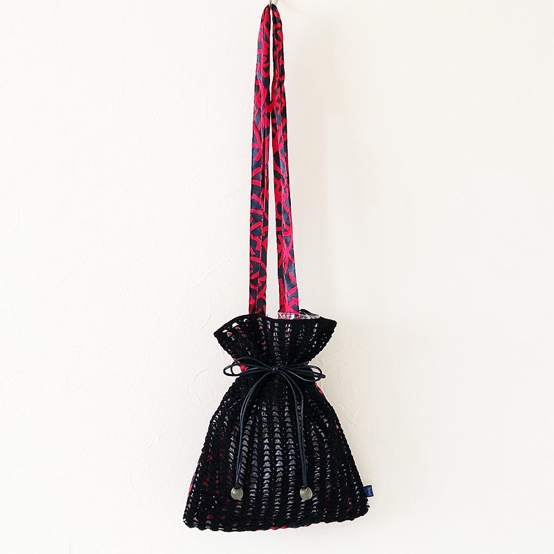 【PVC・布・編み巾着バッグ】Drawstring bag ーBlack and Redー - 手提包/手提袋 - 棉．麻 紅色
