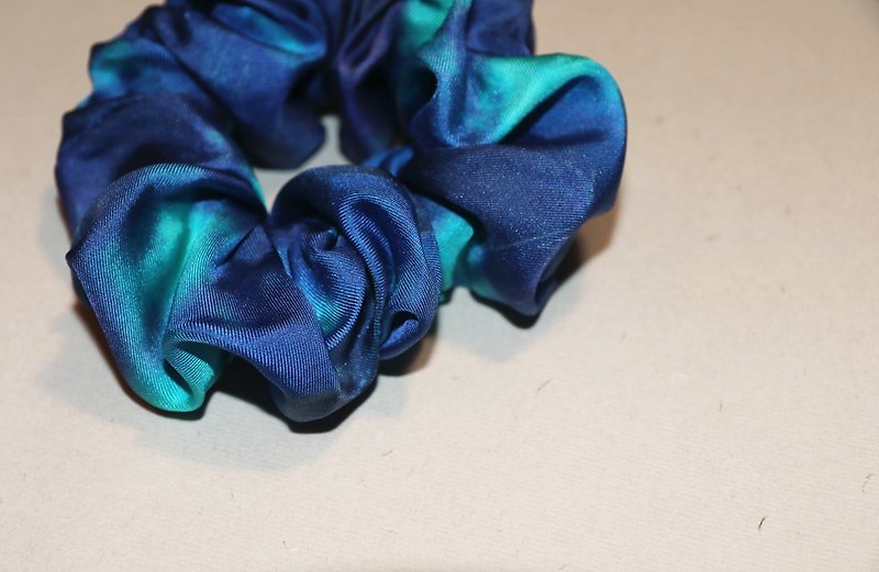Labyrinth 11 Blue Dreamy Printed Pure Silk Elastic Fashion Hair Tie - เครื่องประดับผม - ผ้าไหม สีน้ำเงิน