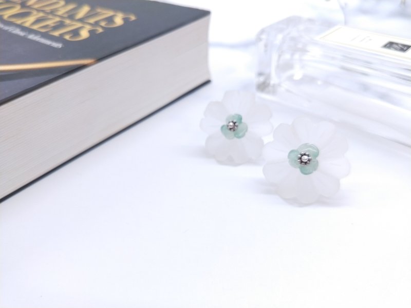 earring. Dongling Jade Small Fresh Natural Matte White Crystal Petal*Pure Silver Ear Pins*Earrings - ต่างหู - เครื่องเพชรพลอย สีเขียว